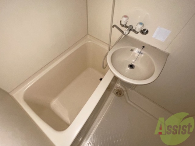 バス・シャワールーム　バスルームは狭すぎず、シャワーも浴びやすそうです。