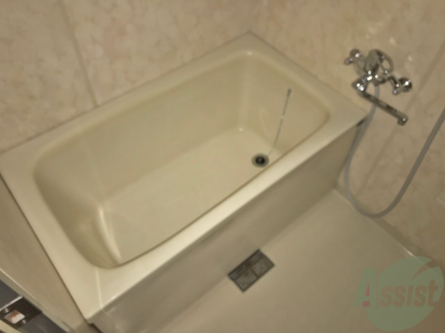 バス・シャワールーム　浴室はゆったりと浸かれるサイズ感になっています。
