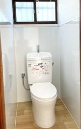 トイレ　新品で明るいトイレです。換気扇も新品。