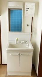 洗面設備　新品洗面台。鏡面扉で収納を隠せます。※蛇口は冷水のみ