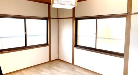その他部屋・スペース　2階の洋室１部屋は、2面窓で通気性もいい