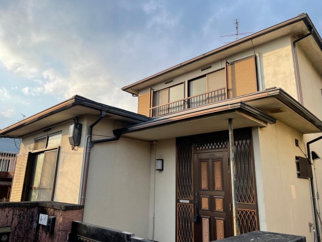 建物外観　南向きで光が良ります。目の前に広い庭あり。