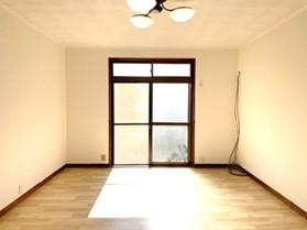 居室・リビング　南向きの明るいリビングで日中は日が入ります