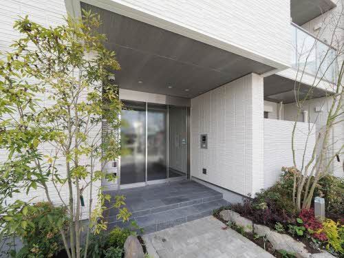 建物外観　オートロックがありセキュリティ面も安心です。
