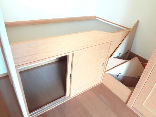 その他設備　階段下も小物入れになります。