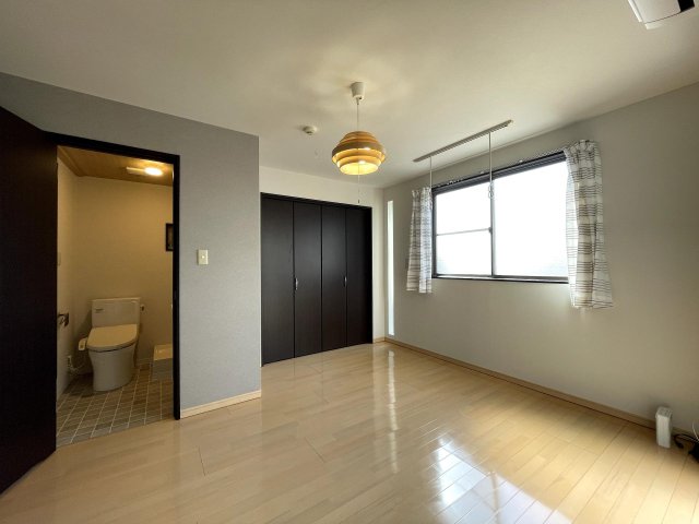 居室・リビング　南面で明るく暖かい。アクセントクロスもある。