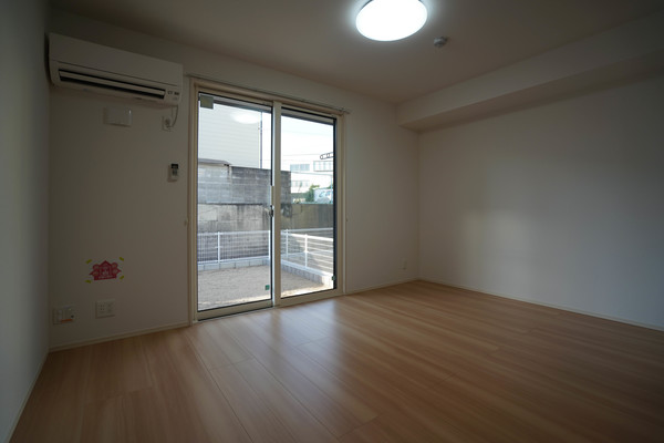 居室・リビング　同じ建物の別なお部屋