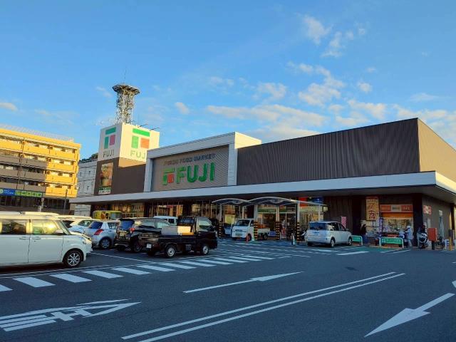 ショッピングセンター　フジ八幡浜店（ショッピングセンター）まで1600m