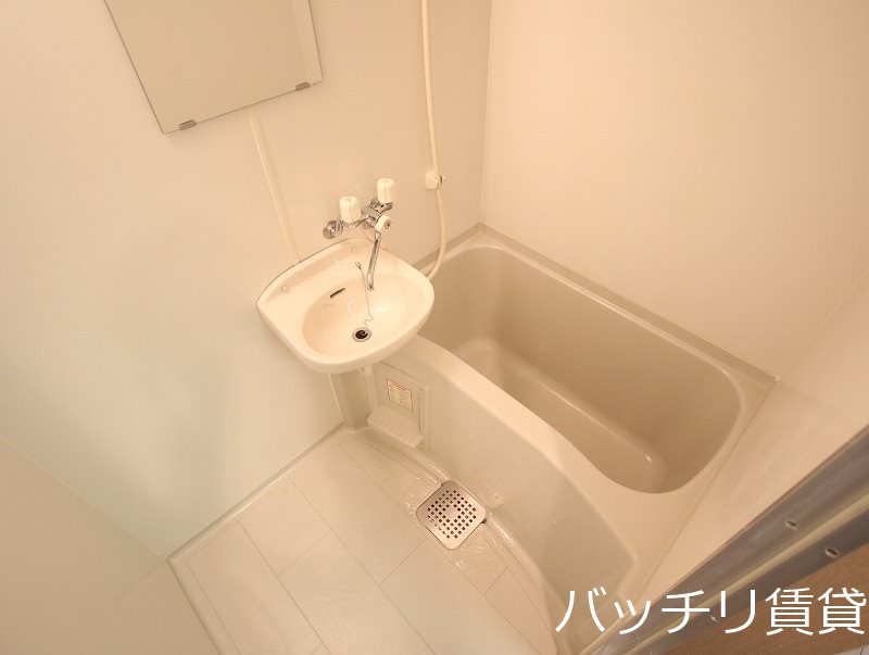 バス・シャワールーム　同型タイプの為、現状を優先致します。