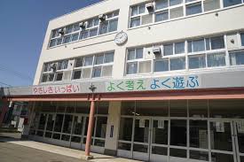 小学校　札幌市立八軒小学校（小学校）まで527m