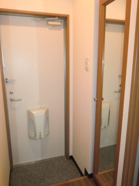 玄関　姿見あります。