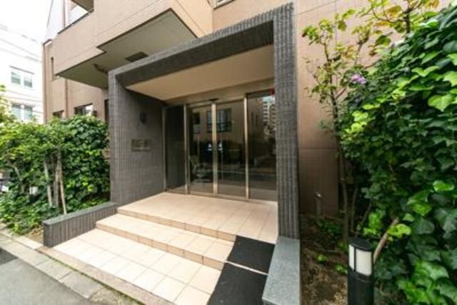 エントランス　落ち着いたエントランスです