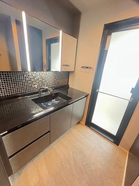 洗面設備　ゆったりとスペースのある洗面所