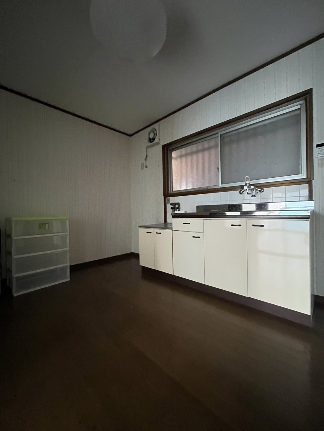 居室・リビング　約6帖のリビング、照明付きです！