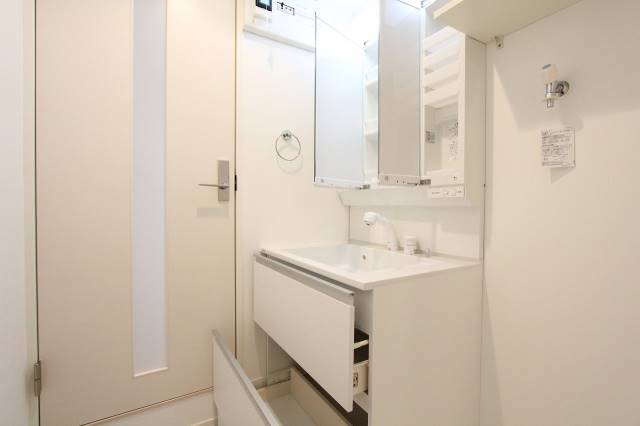 洗面設備　三面鏡にもなる、収納も多い洗面台です