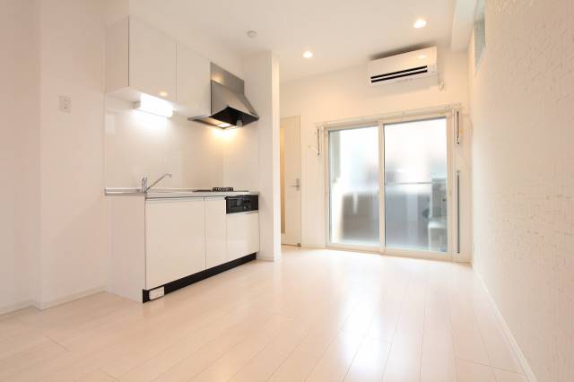 居室・リビング　白く清潔感のあるリビングです