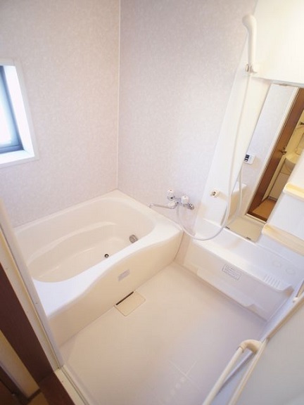 バス・シャワールーム　換気のできる窓がついています。