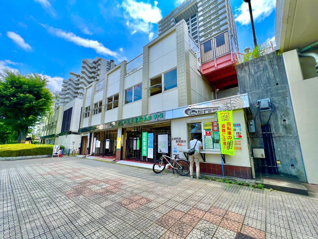 その他　駅前駐輪場（その他）まで1600m