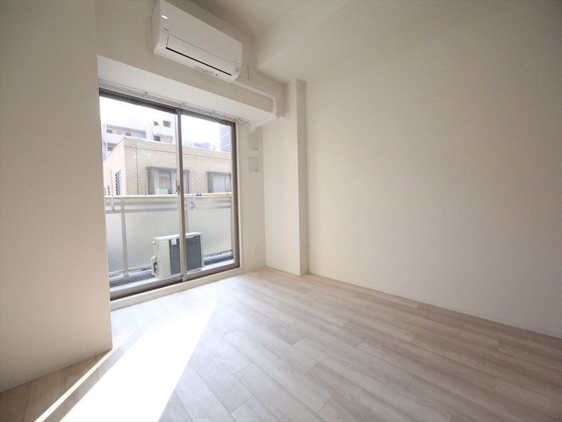 バルコニー　洋室8帖　エアコン完備　クローゼット付　バルコニー