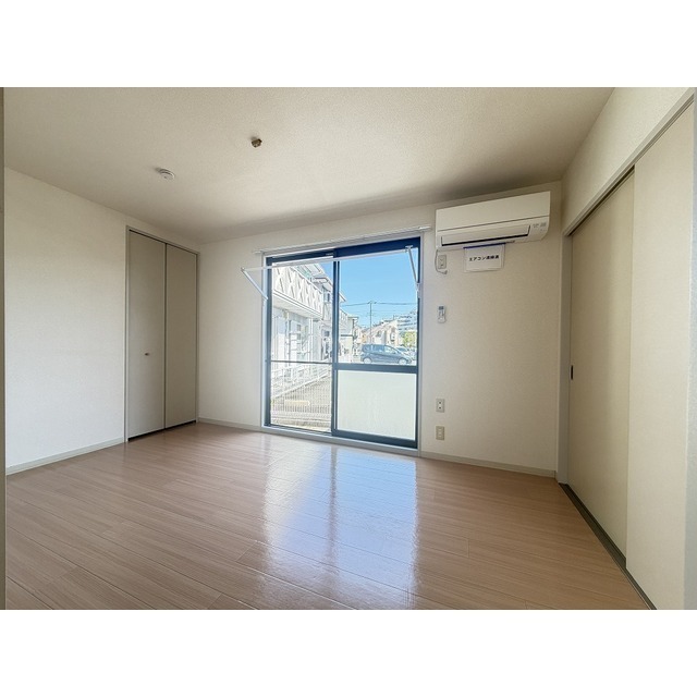 居室・リビング　リビングになる洋室にはエアコン完備♪