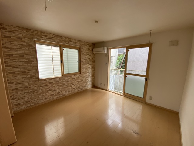 居室・リビング　ゆったり８帖に２面採光。※クリーニング前です