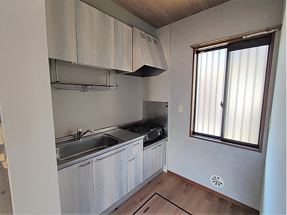 キッチン　参考写真　収納豊富なキッチン　窓があります