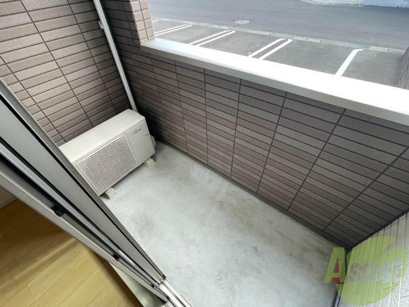 バルコニー　バルコニーは長さも幅も十分すぎるほどありました。