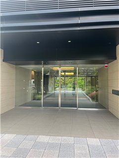 エントランス　広々としたバルコニーです