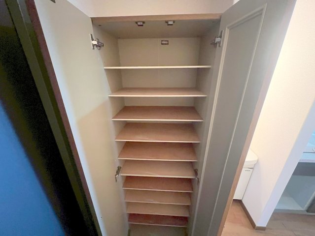 収納　大きいシューズボックスは靴がいっぱい入れれますね。