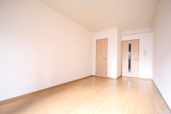 居室・リビング　※間取り反転、別部屋の写真です