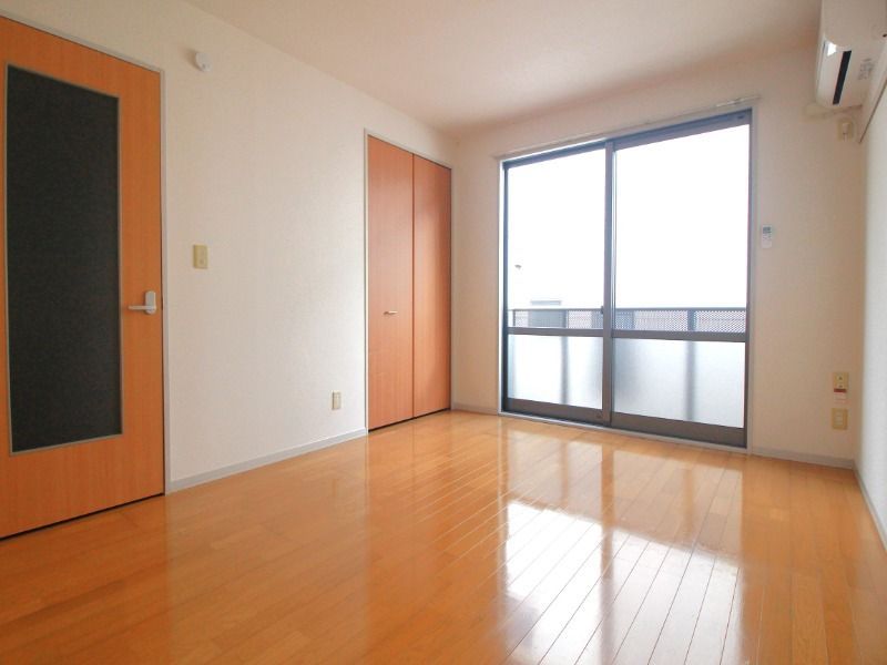 居室・リビング　※反転タイプ別号室の写真となります。