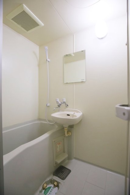 バス・シャワールーム　コンパクトで使いやすいお風呂です