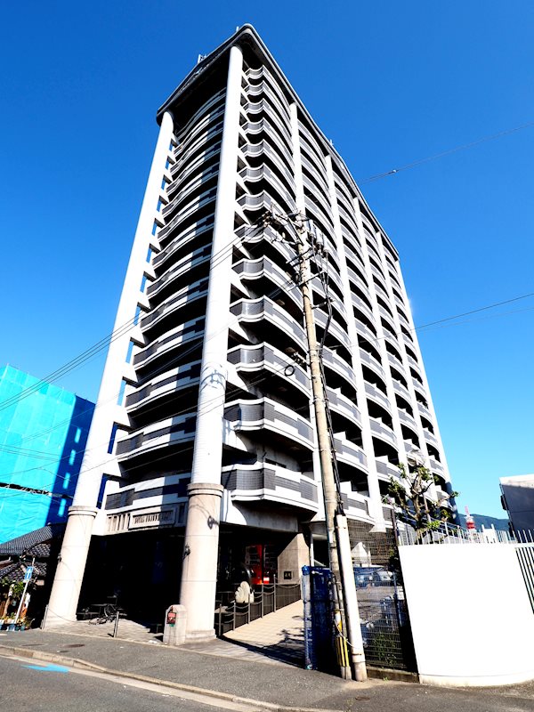 建物外観　エントランスのイルカが目印。TOTO近くのマンション。