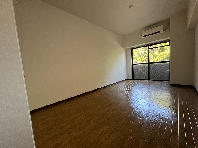 居室・リビング　同物件別号室のものです。