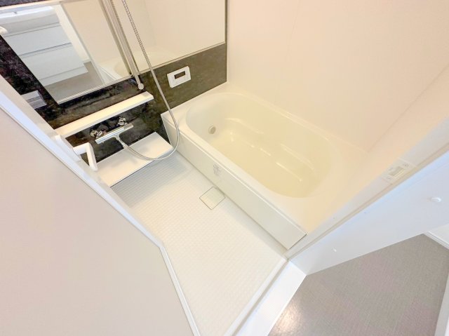 バス・シャワールーム　広めのお風呂は一日の疲れを癒してくれます。