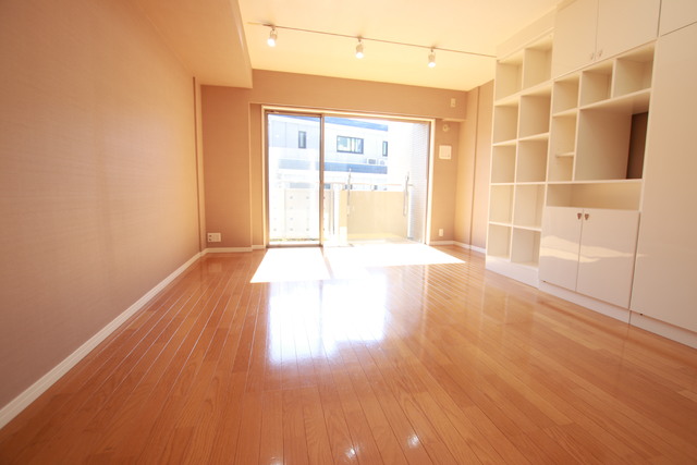 居室・リビング　★過去募集時の写真です★１２．７帖　明るい光の差し込む洋室★