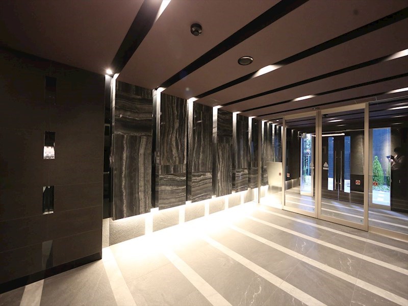 エントランス　エントランス　オートロック付　防犯カメラ有り