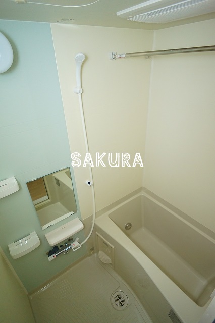 バス・シャワールーム　嬉しい追い焚き・浴室乾燥機付きです♪