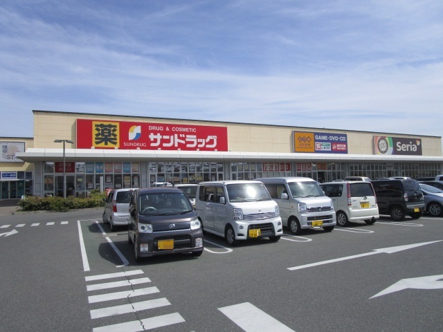ドラックストア　サンドラッグ貝塚津田北町店（ドラッグストア）まで957m