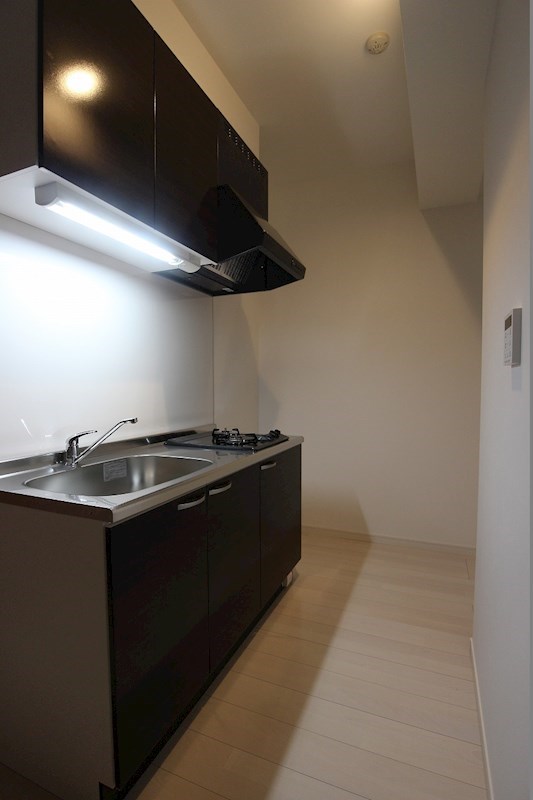 キッチン　冷蔵庫置き場など家電も配置がし易いです。