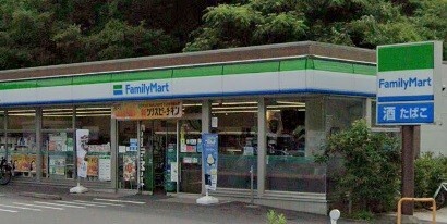 コンビニ　ファミリーマート葉山町店（コンビニ）まで319m