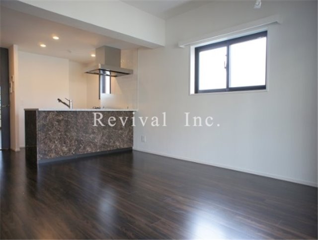 居室・リビング　開放感ある明るいリビングでございます