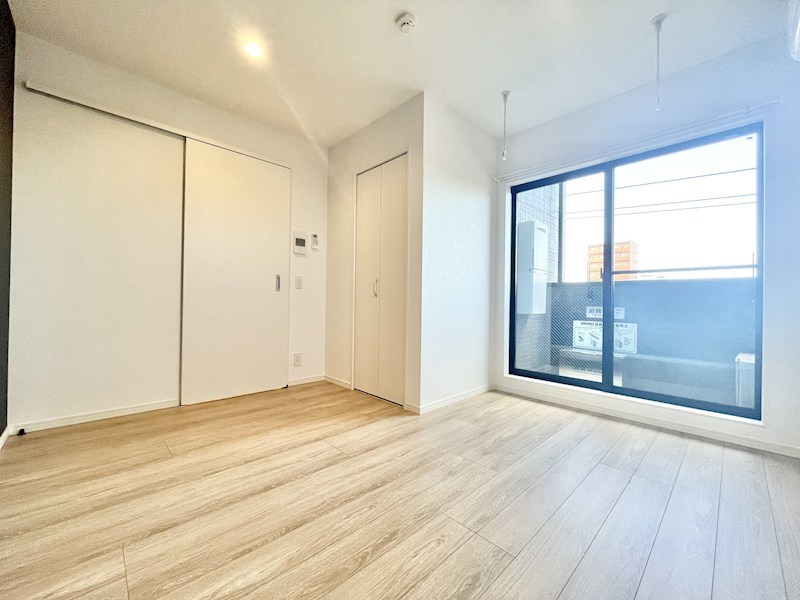 居室・リビング　洋室6.2帖　クローゼット付　エアコン完備　バルコニー