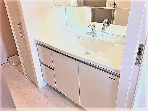 洗面設備　三面鏡付き洗面化粧台　※2020年5月撮影