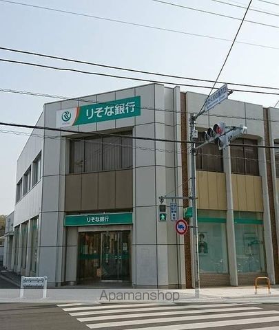 銀行　（株）りそな銀行／村山支店（銀行）まで593m