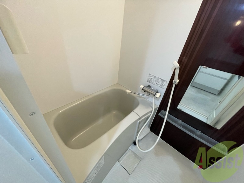 バス・シャワールーム　こちらはバスルームになります。浴室乾燥機付いています。