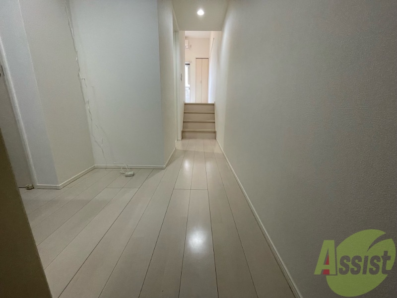 玄関　こちらは玄関になります。正面の階段を上るとリビングです。