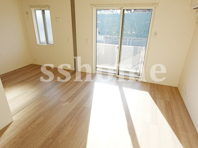 居室・リビング　扉を開けると広く使えます☆