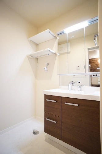 洗面設備　3面鏡のシャンプードレッサー