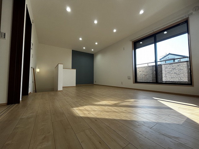 居室・リビング　2Fは1F玄関～専用屋内階段をのぼってリビングルームへ